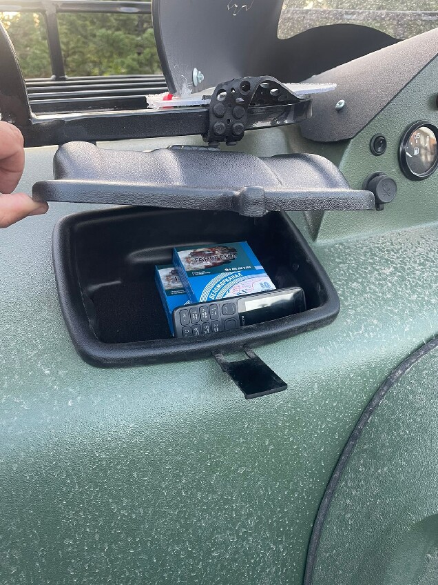 Добавили бардачок